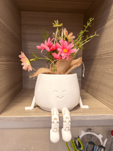 Flowerpot custom Hepi Studio dengan bunga